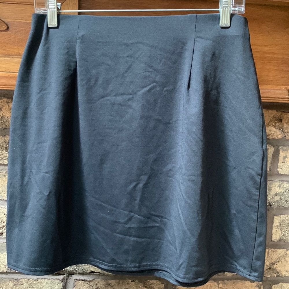 Womens limited size large black skirt (short)